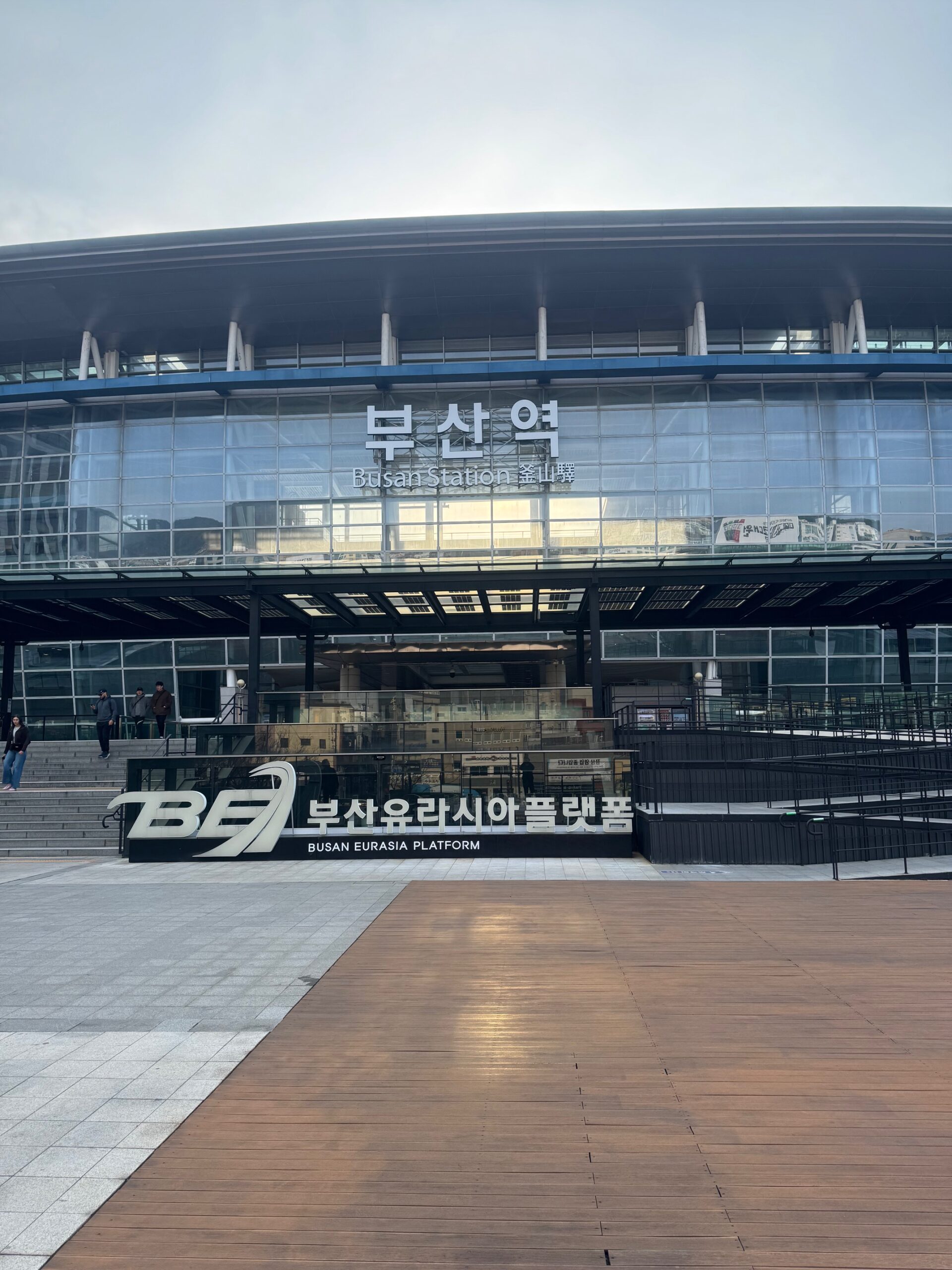 韓国釜山駅前で出会ったアシックスの安全靴。韓国でも支持されている？